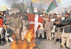 "LOS ESTANDARTES CA&Iacute;DOS"